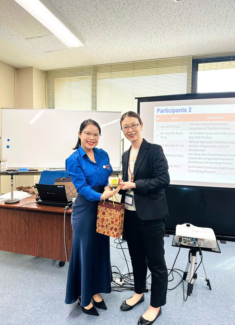 Trà hoa cúc ViTaDeli được tặng tại chương trình tham quan, học tập và chào xã giao tại Nhật Bản