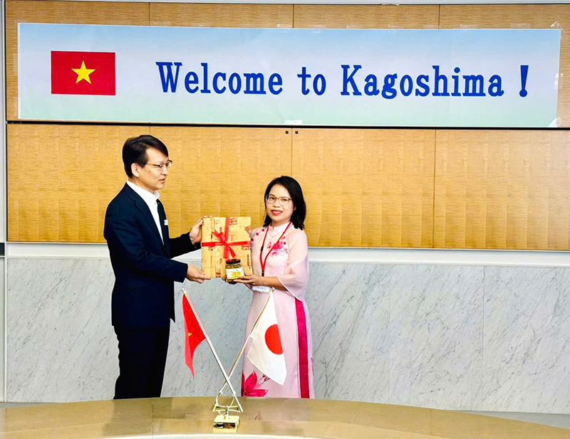 Trà hoa cúc ViTaDeli được tặng tại chương trình tham quan, học tập và chào xã giao tại Nhật Bản