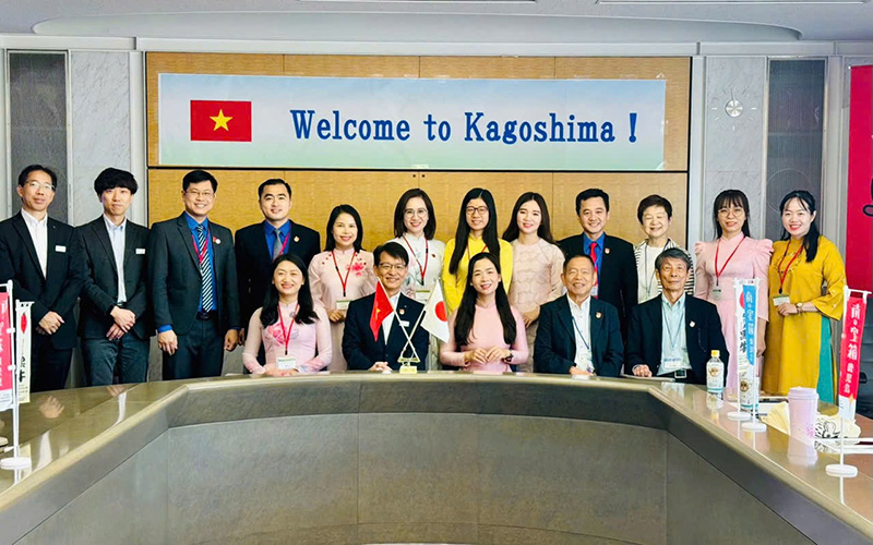 Trà hoa cúc ViTaDeli được tặng tại chương trình tham quan, học tập và chào xã giao tại Nhật Bản